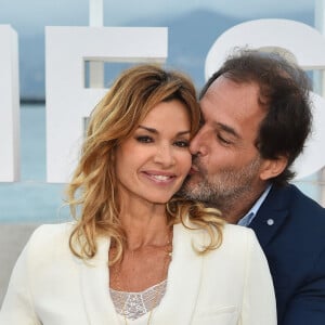 Ingrid Chauvin et son ex-mari Thierry Peythieu durant un photocall pour la 1ère édition du festival Canneseries, à Cannes, sur la plage du Gray d'Albion, le 9 avril 2018 .  © Bruno Bebert / Bestimage