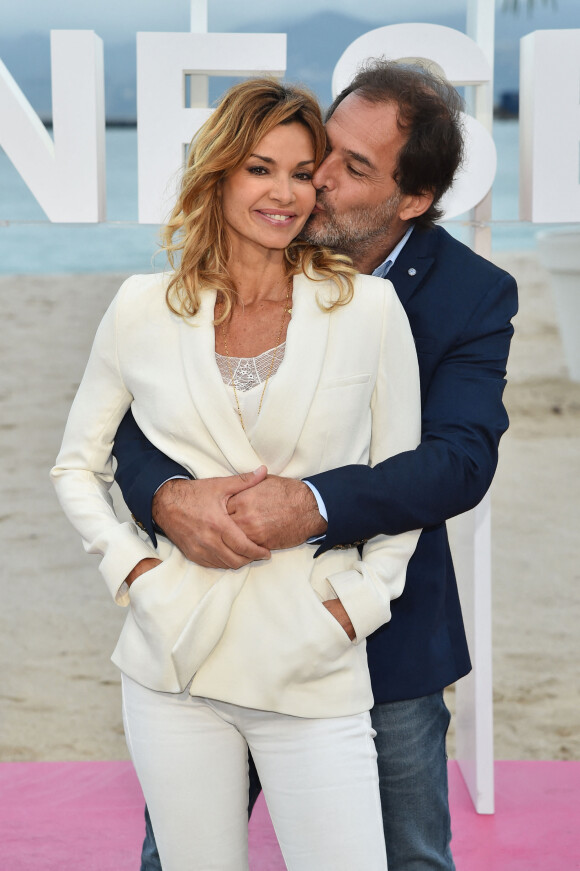 Ingrid Chauvin et son ex-mari Thierry Peythieu durant un photocall pour la 1ère édition du festival Canneseries, à Cannes, sur la plage du Gray d'Albion, le 9 avril 2018 .  © Bruno Bebert / Bestimage