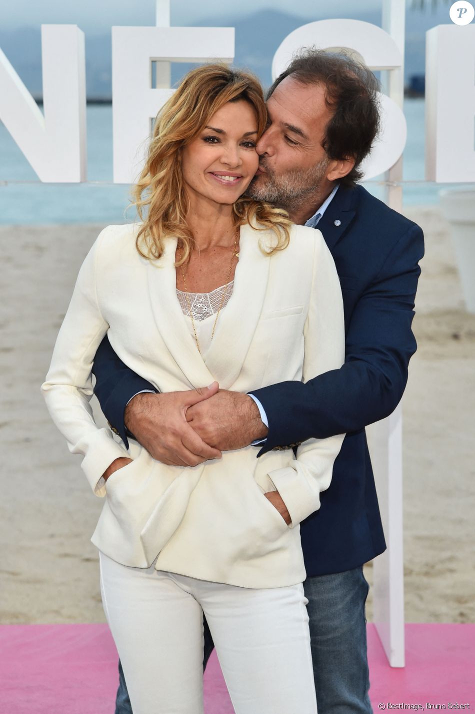 Ingrid Chauvin et son ex-mari Thierry Peythieu durant un photocall pour la 1ère édition du festival Canneseries, à Cannes, sur la plage du Gray d'Albion, le 9 avril 2018 . © Bruno Bebert / Bestimage
