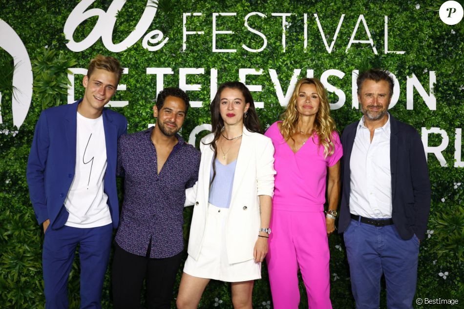 Hector Langevin, Samy Gharbi, Camille Genau, Ingrid Chauvin et Alexandre Brasseur au photocall de la série "Demain nous appartient" lors du 60ème Festival de Télévision de Monte-Carlo au Grimaldi Forum à Monaco, le 19 juin 2021.