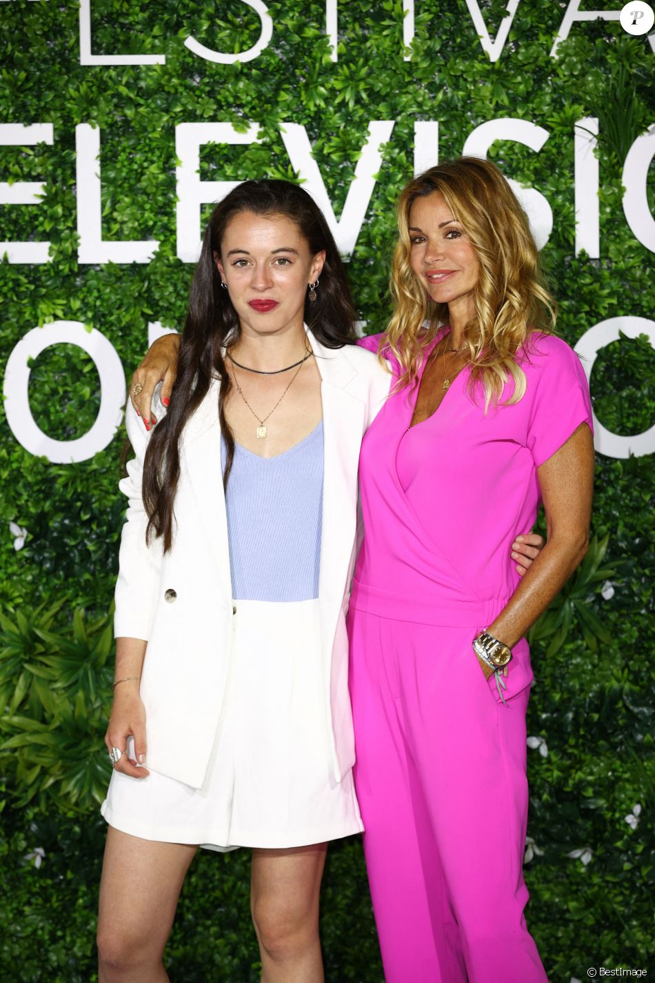 Camille Genau et Ingrid Chauvin au photocall de la série "Demain nous appartient" lors du 60ème Festival de Télévision de Monte-Carlo au Grimaldi Forum à Monaco, le 19 juin 2021.