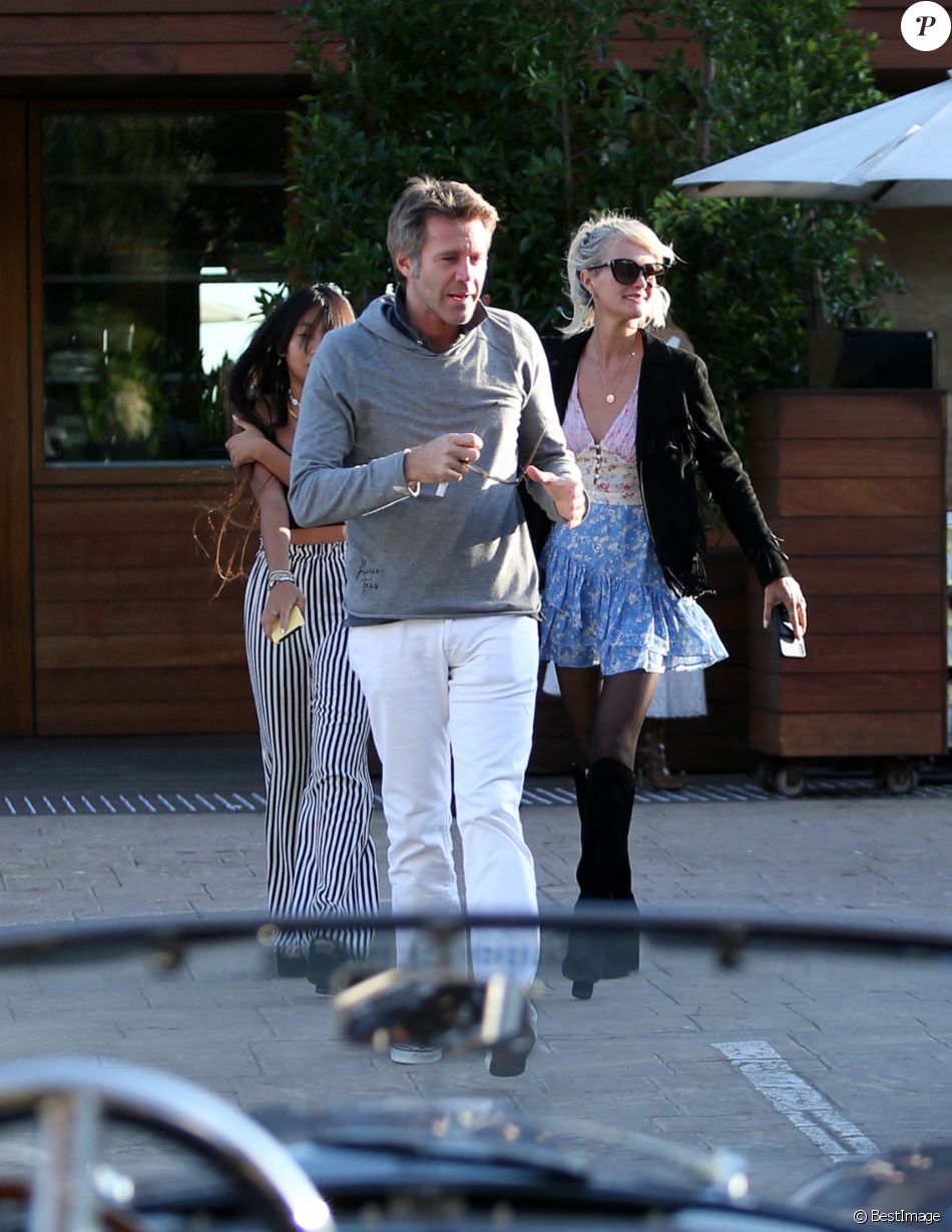 Laeticia Hallyday, sa fille Jade, le prince Emmanuel-Philibert de Savoie - Le prince Emmanuel-Philibert de Savoie est au volant de la voiture "Shelby Cobra" sport de Johnny avec Laeticia Hallyday direction le restaurant SoHo House de Malibu en famille à Los Angeles, le 3 novembre 2019.