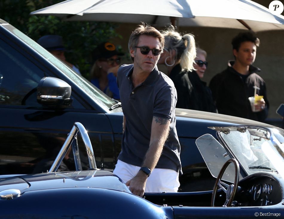 Le prince Emmanuel-Philibert de Savoie - Le prince Emmanuel-Philibert de Savoie est au volant de la voiture "Shelby Cobra" sport de Johnny avec Laeticia Hallyday direction le restaurant SoHo House de Malibu en famille à Los Angeles, le 3 novembre 2019.
