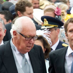 Le prince Victor-Emmanuel de Savoie, son fils le prince Emmanuel-Philibert de Savoie et son épouse Clotilde Courau au mariage du prince Albert de Monaco avec Charlene Wittstock, à Monaco, en 2011.