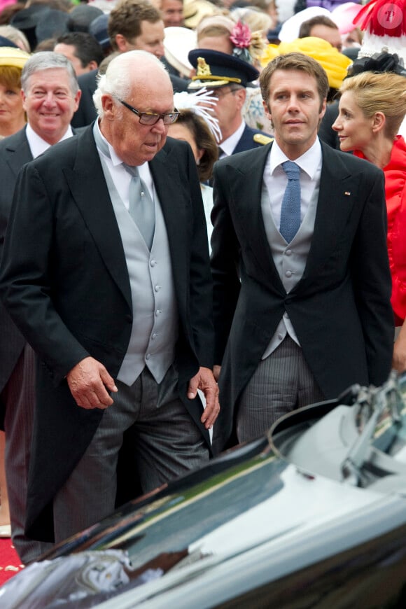Le prince Victor-Emmanuel de Savoie, son fils le prince Emmanuel-Philibert de Savoie et son épouse Clotilde Courau au mariage du prince Albert de Monaco avec Charlene Wittstock, à Monaco, en 2011.