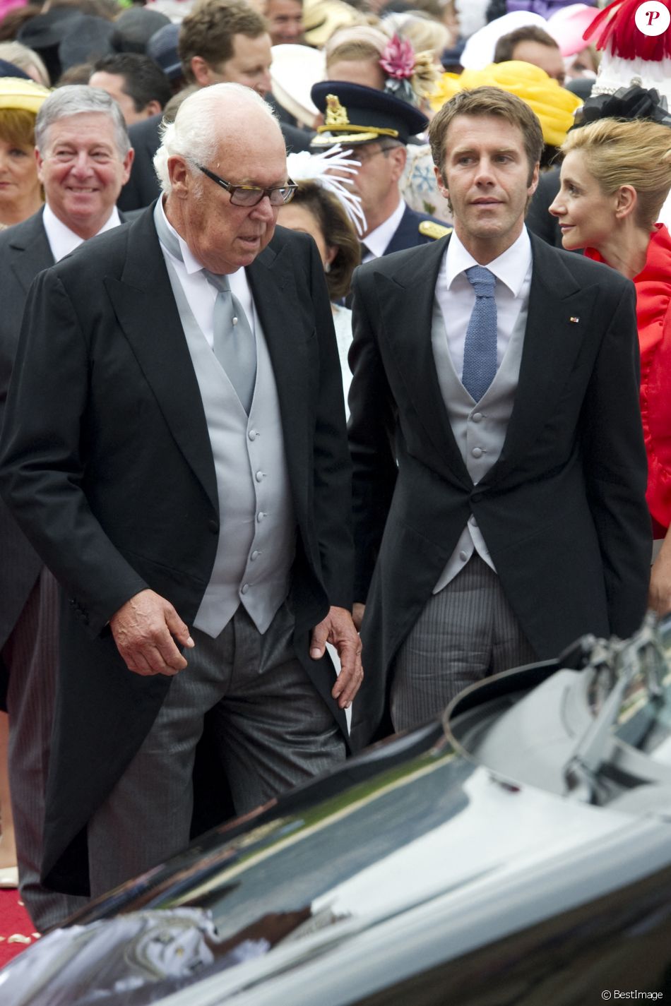 Le prince Victor-Emmanuel de Savoie, son fils le prince Emmanuel-Philibert de Savoie et son épouse Clotilde Courau au mariage du prince Albert de Monaco avec Charlene Wittstock, à Monaco, en 2011.
