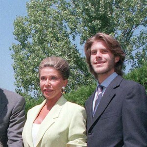 90e anniversaire de Marie-José de Savoie avec Marie-Gabrielle de Savoie, Maria-Pia de Savoie, Victor-Emmanuel de Savoie et son épouse Marina-Doria et leur fils le prince Emmanuel-Philibert de Savoie en 1996. 
