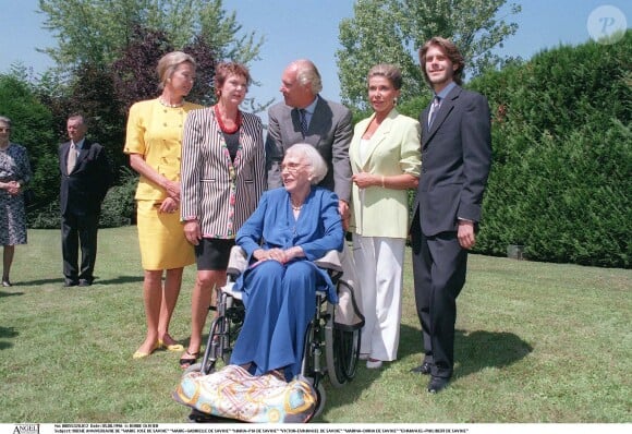 90e anniversaire de Marie-José de Savoie avec Marie-Gabrielle de Savoie, Maria-Pia de Savoie, Victor-Emmanuel de Savoie et son épouse Marina-Doria et leur fils le prince Emmanuel-Philibert de Savoie en 1996. 
