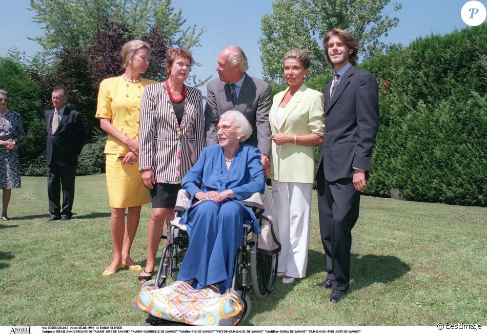90e anniversaire de Marie-José de Savoie avec Marie-Gabrielle de Savoie, Maria-Pia de Savoie, Victor-Emmanuel de Savoie et son épouse Marina-Doria et leur fils le prince Emmanuel-Philibert de Savoie en 1996.