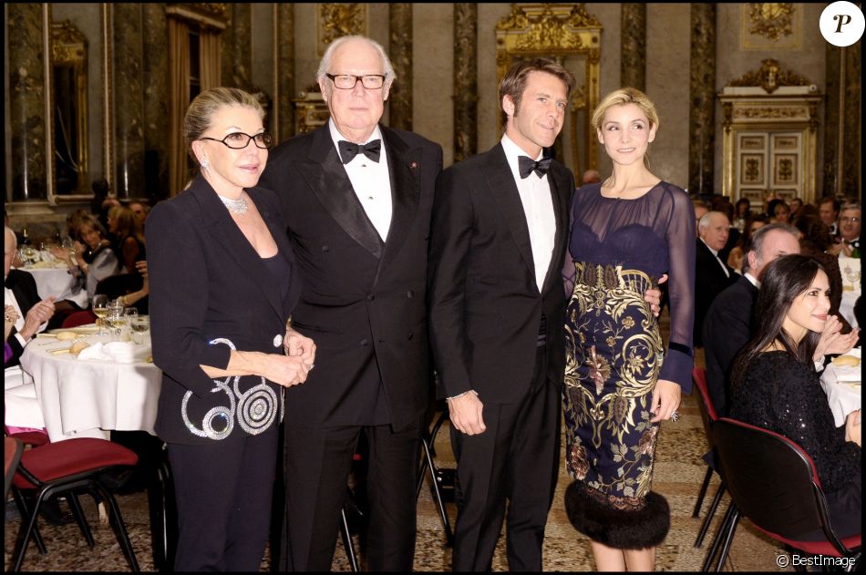 La princesse Marina de Savoie et son mari le prince Victor-Emmanuel de Savoie, leur fils le prince Emmanuel-Philibert de Savoie et son épouse Clotilde Courau à Milan en 2010.