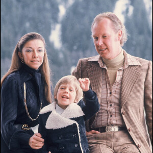 Le prince Victor-Emmanuel de Savoie, son épouse Marina Doria et leur fils le prince Emmanuel-Philibert de Savoie à Gstaad, en 1977.