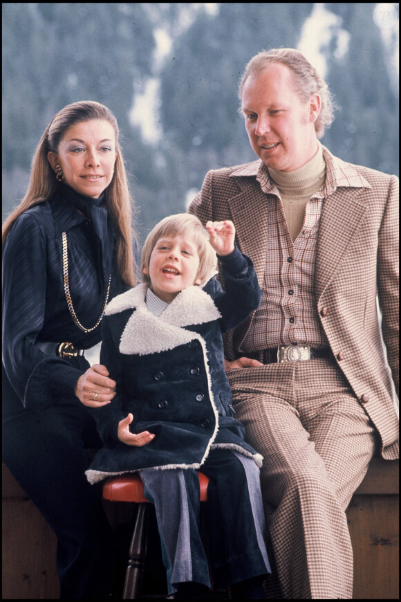 Le prince Victor-Emmanuel de Savoie, son épouse Marina Doria et leur fils le prince Emmanuel-Philibert de Savoie à Gstaad, en 1977.