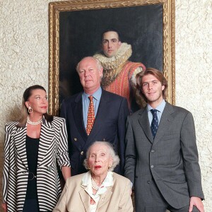 Le prince Victor-Emmanuel de Savoie, son épouse Marina Doria et leur fils le prince Emmanuel-Philibert de Savoie avec la princesse Marie-José à Genève en 1997.