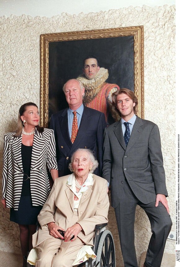 Le prince Victor-Emmanuel de Savoie, son épouse Marina Doria et leur fils le prince Emmanuel-Philibert de Savoie avec la princesse Marie-José à Genève en 1997.