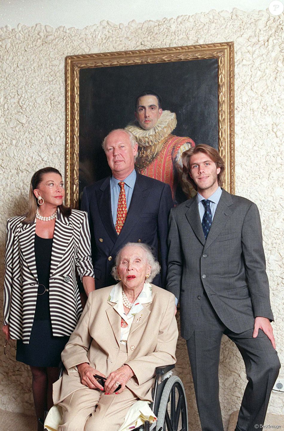 Le prince Victor-Emmanuel de Savoie, son épouse Marina Doria et leur fils le prince Emmanuel-Philibert de Savoie avec la princesse Marie-José à Genève en 1997.