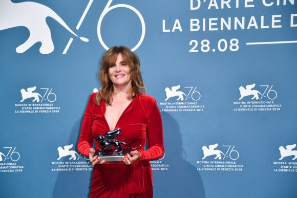 Emmanuelle Seigner (Grand Prix du Jury décerné à Roman Polanski pour "J'accuse") dans la press-room du 76ème Festival International du Film de Venise (Mostra), le 7 septembre 2019. 