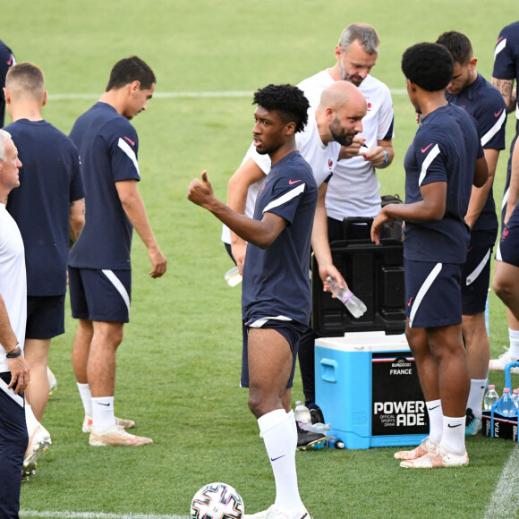 Didier Deschamps et Kingsley Coman à l'entraînement avec l'équipe de France de football à Budapest, le 22 juin 2021. © Anthony Bibard / FEP / Panoramic / Bestimage