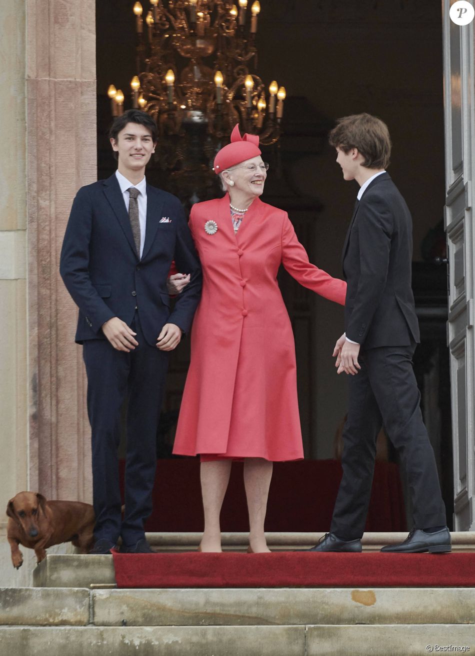 La reine Margrethe II, le prince Nikolai et le prince Felix - La famille royale du Danemark lors de la confirmation du prince Christian en l&#039;église du château de Fredensborg, Danemark, le 15 mai 2021