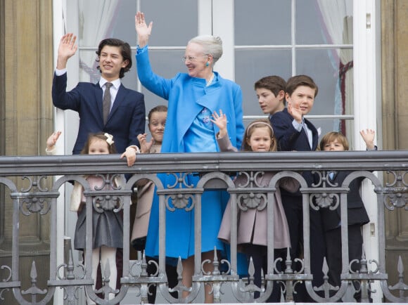 La reine Margrethe II de Danemark et ses petits-enfants : le prince Nikolaï, la princesse Josephine, la princesse Athéna, la princesse Isabella, le prince Félix, le prince Christian et le prince Vincent - La famille royale de Danemark salue la foule à l'occasion du 76ème anniversaire de la reine Margrethe depuis le balcon du château Amalienborg à Copenhague. Le 16 avril 2016