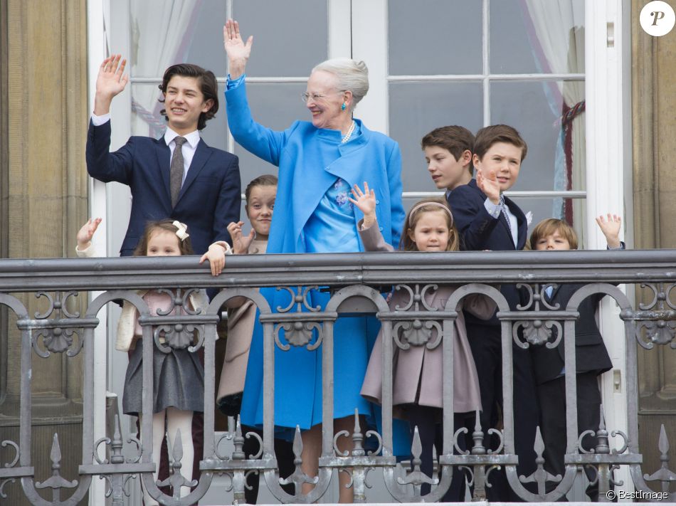 La reine Margrethe II de Danemark et ses petits-enfants : le prince Nikolaï, la princesse Josephine, la princesse Athéna, la princesse Isabella, le prince Félix, le prince Christian et le prince Vincent - La famille royale de Danemark salue la foule à l&#039;occasion du 76ème anniversaire de la reine Margrethe depuis le balcon du château Amalienborg à Copenhague. Le 16 avril 2016
