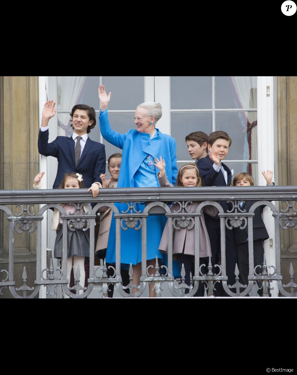 La reine Margrethe II de Danemark et ses petits-enfants : le prince Nikolaï, la princesse Josephine, la princesse Athéna, la princesse Isabella, le prince Félix, le prince Christian et le prince Vincent - La famille royale de Danemark salue la foule à l'occasion du 76ème anniversaire de la reine Margrethe depuis le balcon du château Amalienborg à Copenhague. Le 16 avril 2016