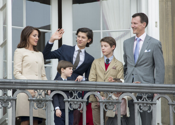 La princesse Marie, le prince Joachim de Danemark, et leurs enfants, le prince Nikolaï, le prince Henrik, le prince Félix et la princesse Athéna - La famille royale danoise salue la foule à l'occasion du 76ème anniversaire de la La reine Margrethe II de Danemark au balcon du palais de Amalienborg à Copenhague, le 16 avril 2016.