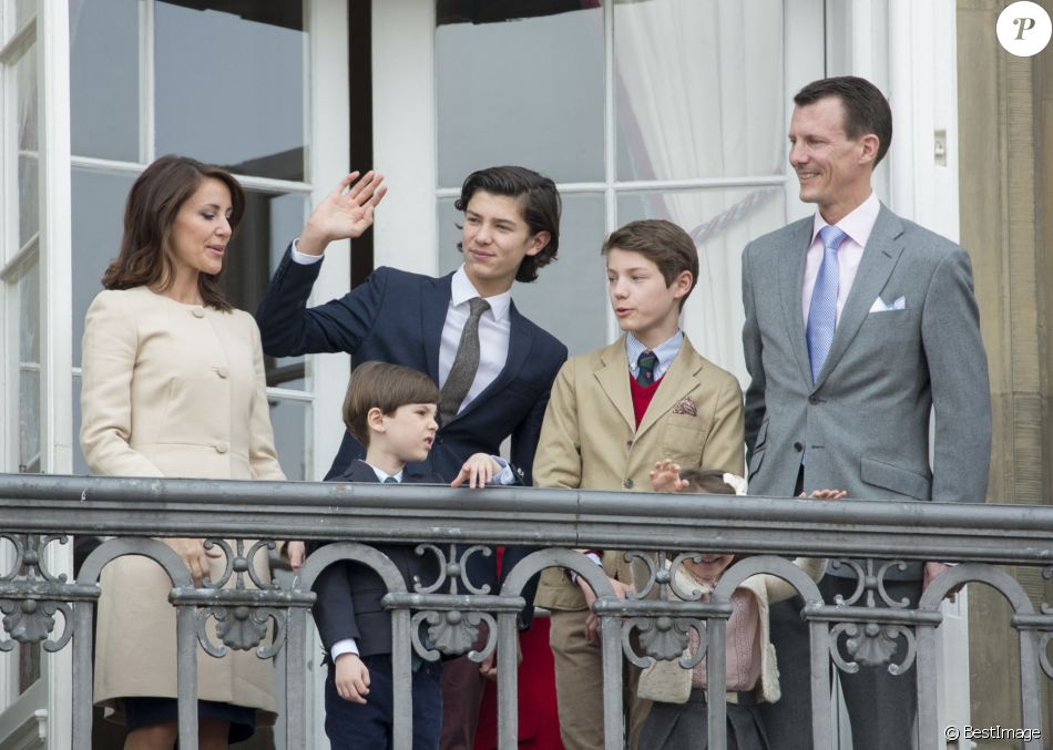 La princesse Marie, le prince Joachim de Danemark, et leurs enfants, le prince Nikolaï, le prince Henrik, le prince Félix et la princesse Athéna - La famille royale danoise salue la foule à l&#039;occasion du 76ème anniversaire de la La reine Margrethe II de Danemark au balcon du palais de Amalienborg à Copenhague, le 16 avril 2016.
