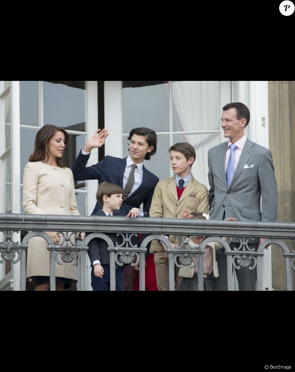 La princesse Marie, le prince Joachim de Danemark, et leurs enfants, le prince Nikolaï, le prince Henrik, le prince Félix et la princesse Athéna - La famille royale danoise salue la foule à l'occasion du 76ème anniversaire de la La reine Margrethe II de Danemark au balcon du palais de Amalienborg à Copenhague, le 16 avril 2016.