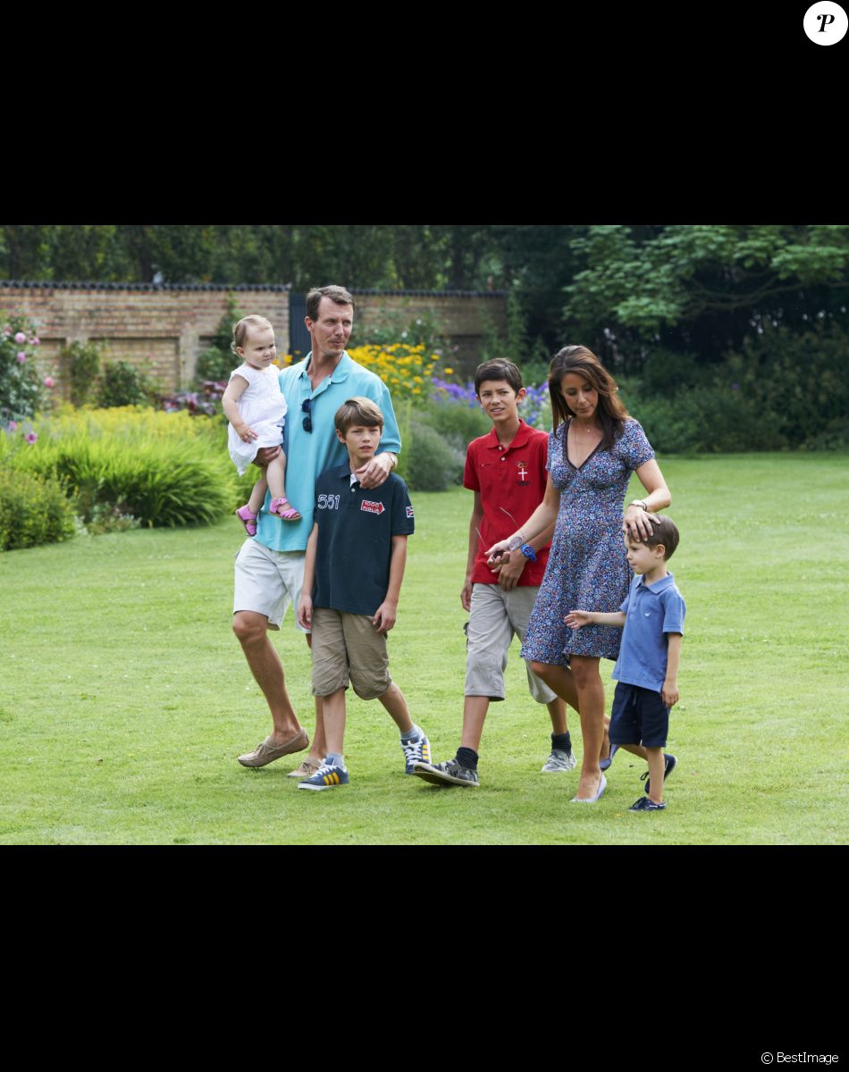 Le prince Joachim, la princesse Marie, et leurs enfants la princesse Athena, le prince Felix, le prince Nikolai et le prince Henrik de Danemark - La famille royale de Danemark pose pour les photographes au palais de Grasten. Le 26 juillet 2013