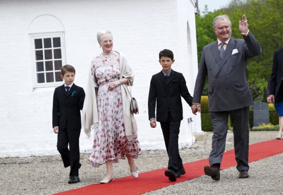 La reine Margrethe de Danemark, son époux le prince Henri et leurs petits-fils le prince Nikolai et le prince Felix au baptême de la princesse Athena à Mogeltonder en 2012.