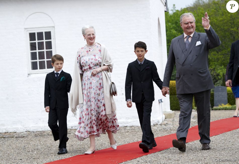 La reine Margrethe de Danemark, son époux le prince Henri et leurs petits-fils le prince Nikolai et le prince Felix au baptême de la princesse Athena à Mogeltonder en 2012.