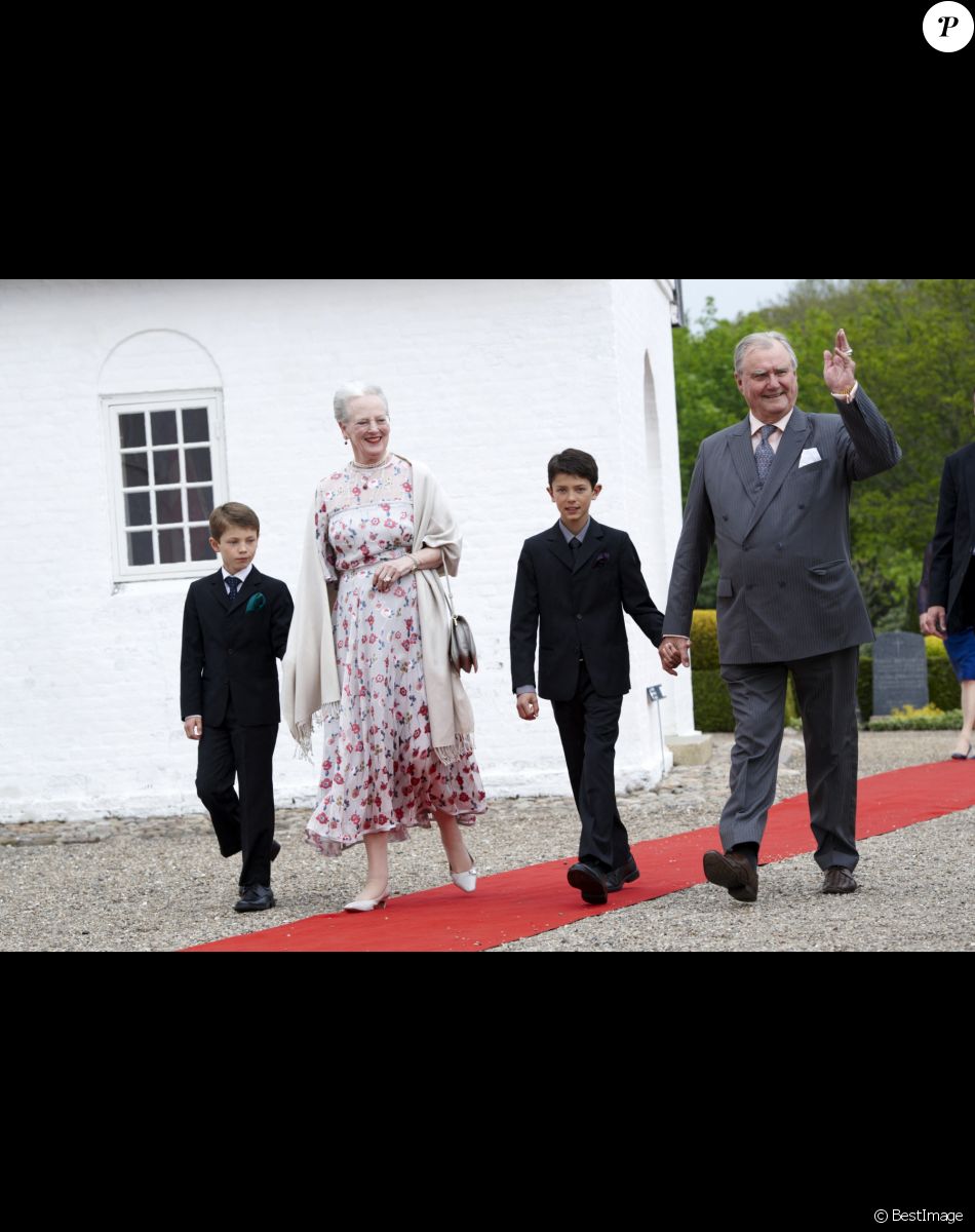 La reine Margrethe de Danemark, son époux le prince Henri et leurs petits-fils le prince Nikolai et le prince Felix au baptême de la princesse Athena à Mogeltonder en 2012.