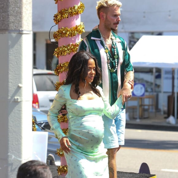 Christina Milian, enceinte, et son compagnon M Pokora font la promotion de la marque "Beignet Box" Los Angeles, le 10 avril 2021.