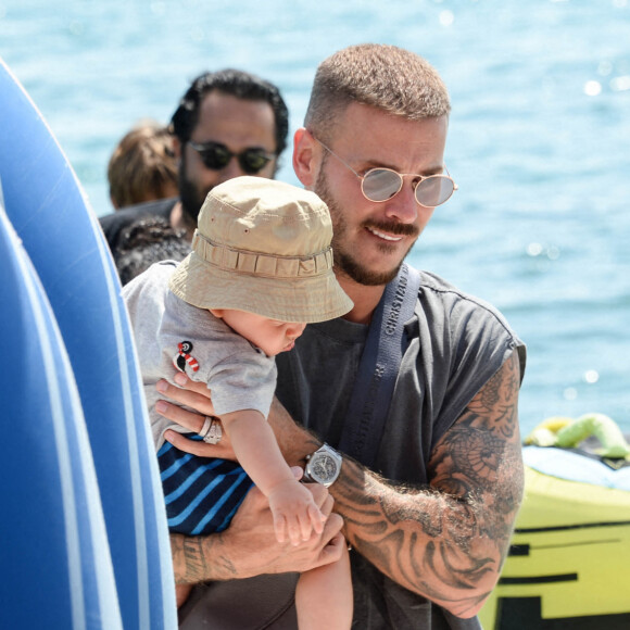 M. Pokora profite de la plage du Martinez avec sa compagne Christina Milian et leur fils Isaiah. Cannes. Le 22 juillet 2020.