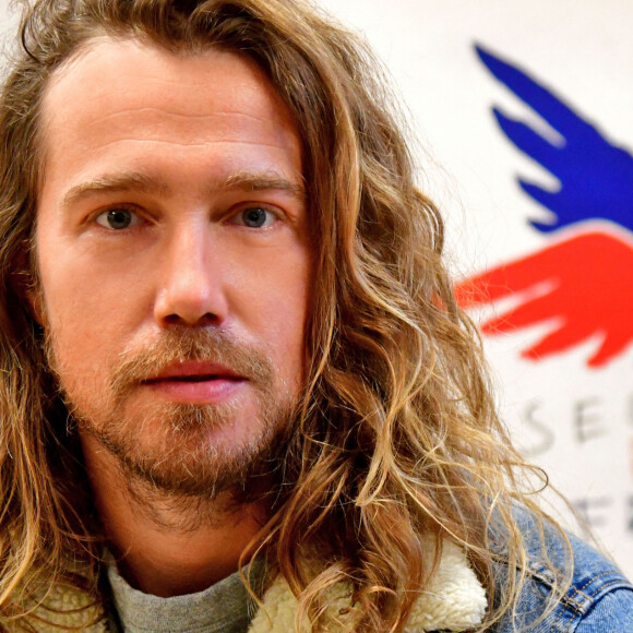 Julien Doré, après avoir lancé une tombola au profit des sinistrés de la tempête Alex qui a frappé les Alpes-Maritimes, fait un point presse au siège du Secours Populaire 06 à Nice le 23 novembre 2020. © Bruno Bebert / Bestimage