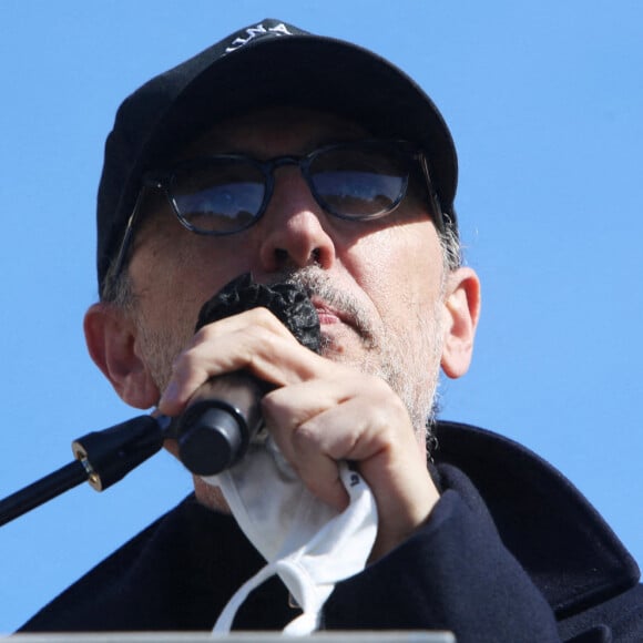 Gad Elmaleh durant l'hommage à Sarah Halimi, assassinée en avril 2017, sur la place du Trocadero à Paris. Le 25 avril 2021