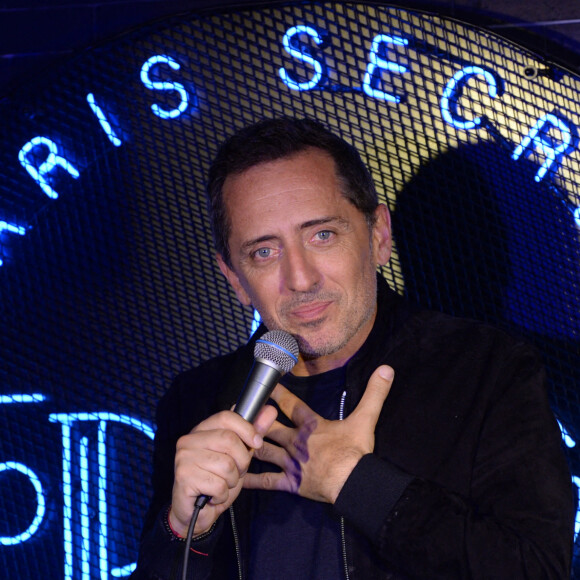 Gad Elmaleh durant un stand-up en ligne, à Paris le 24 septembre 2020. © Rachid Bellak / Bestimage 