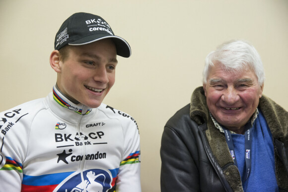 Archives - Mathieu van der Poel et son grand-père Raymond Poulidor lors du cyclocross de Lignières le 17 janvier 2016. © Gwendoline Le Goff / Panoramic / Bestimage
