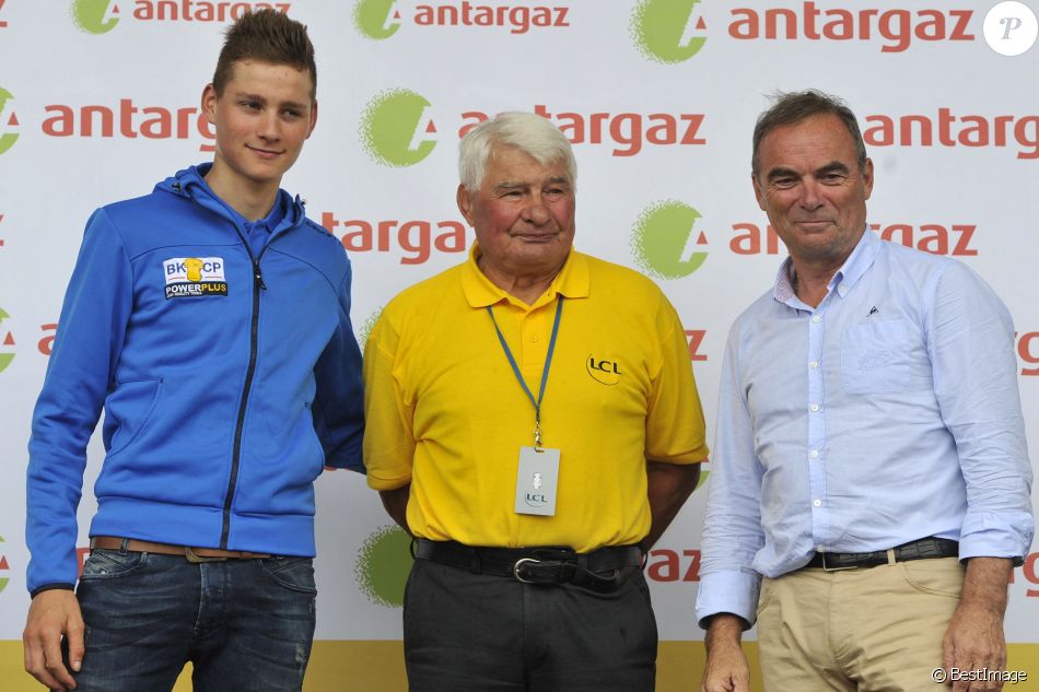 Archives - Mathieu Van Der Poel, Raymond Poulidor et Bernard Hinault. Le 25 juillet 2014. © Photo News / Panoramic / Bestimage