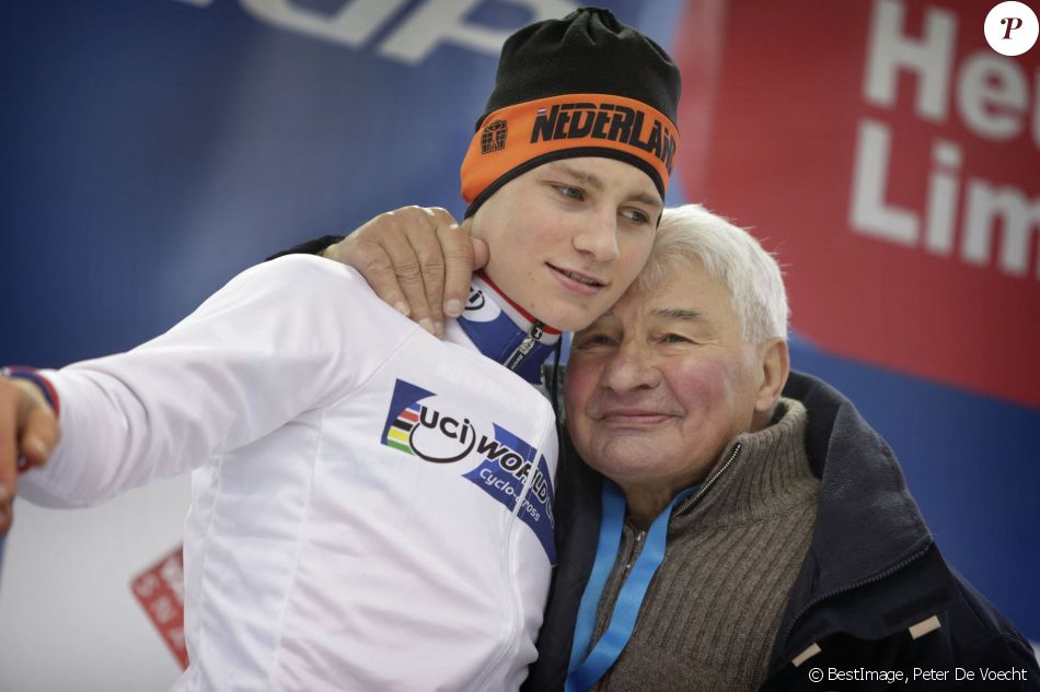 Archives - Raymond Poulidor et son petit-fils Mathieu van der Poel pendant la Coupe du Monde Elite Hommes à Heusden-Zolder en Belgique, le 26 décembre 2018. © Peter De Voecht / Panoramic / Bestimage