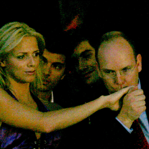Le prince Albert de Monaco et Charlene Wittstock lors d'une soirée mode caritative au Sea Club Meridien Beach Plaza de Monaco, le 25 mai 2007.