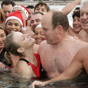 Le prince Albert de Monaco et Charlene Wittstock au bain de charité pour Noël, en faveur de l'association TATSA, en 2009.