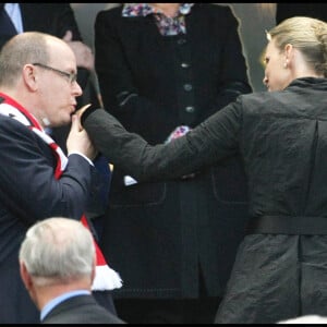 Le prince Albert de Monaco et Charlene Wittstock lors de la finale de la Coupe de France de Football en 2010, au Stade de France.