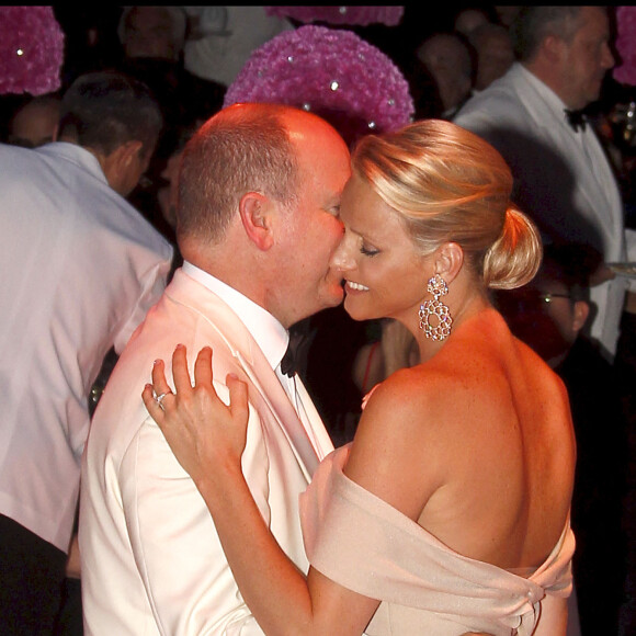 Le prince Albert de Monaco et sa fiancée Charlene Wittstock au Bal de la Croix-Rouge de Monaco en 2010.