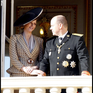 Le prince Albert de Monaco et sa fiancée Charlene Wittstock au balcon du palais princier de Monaco en 2010.