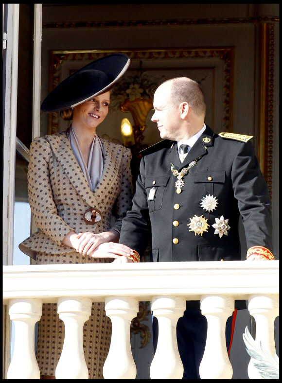 Le prince Albert de Monaco et sa fiancée Charlene Wittstock au balcon du palais princier de Monaco en 2010.