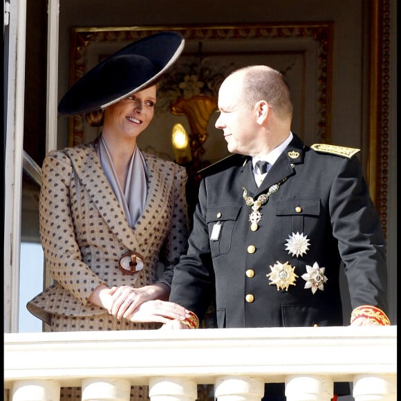 Le prince Albert de Monaco et sa fiancée Charlene Wittstock au balcon du palais princier de Monaco en 2010.