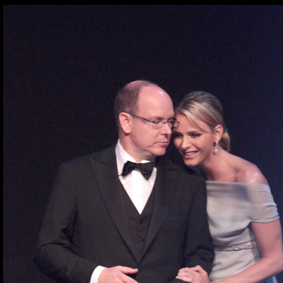 Le prince Albert de Monaco et sa fiancée Charlene Wittstock lors de la soirée de l'amfAR contre le sida à l'Hôtel du Cap, à Antibes, en marque du Festival de Cannes, en 2011.