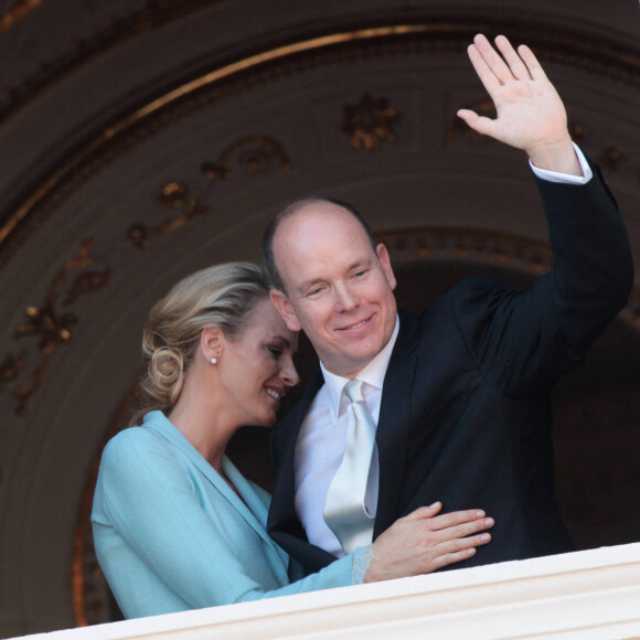 Le prince Albert de Monaco et sa fiancée Charlene Wittstock le jour de leur mariage civil à Monaco en 2011.