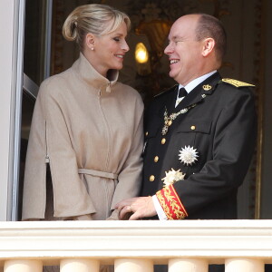 Le prince Albert de Monaco et son épouse la princesse Charlene au balcon du palais princier de Monaco en 2011.